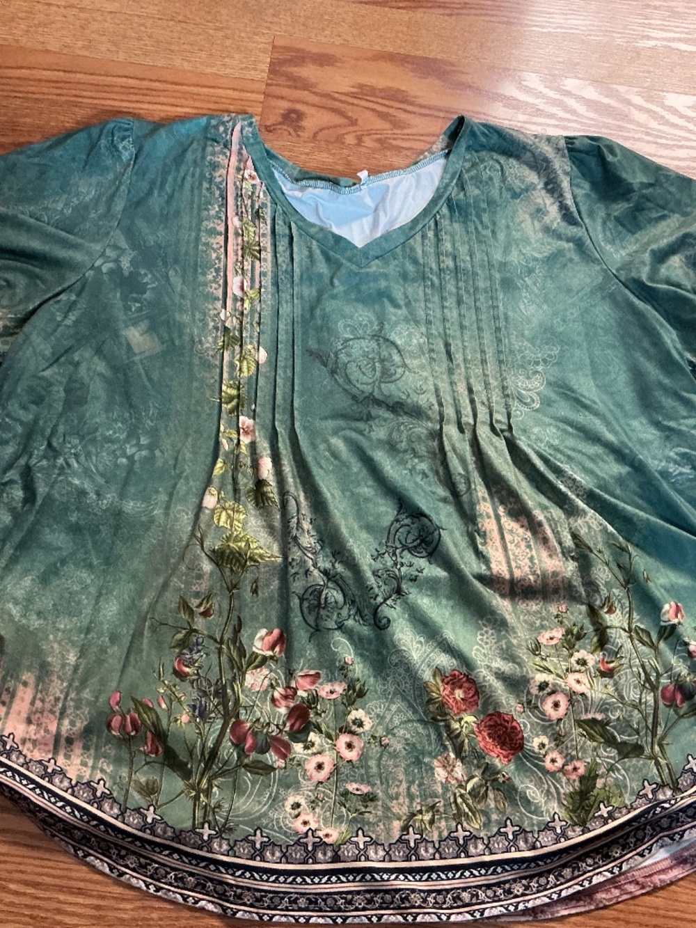 Green Floral Pleated V~Neck Rounded Hem Short  Sleeve Top Size 3X